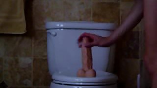 Wife rails her yam-sized fucktoy on the toliet